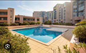 a swimming pool in the middle of a building at Appartement vue mer in Sète