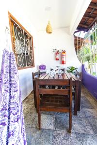 a wooden table and bench in a room at Apartamentos Pipa Centro in Pipa