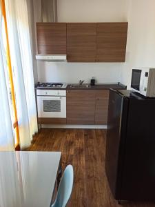 a small kitchen with a stove and a refrigerator at Da Caterina Appartamento Con Cucina in Cittadella