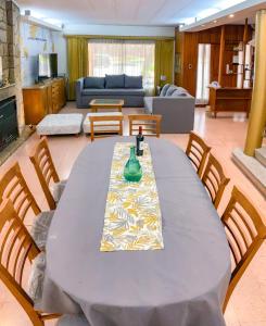 a dining room table with chairs and a couch at La casa frente al parque in Mendoza