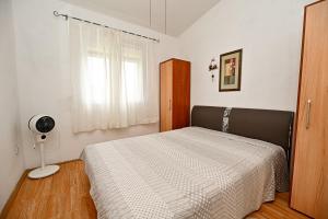 Ένα ή περισσότερα κρεβάτια σε δωμάτιο στο Apartment Ražanac Nikola 2