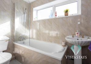 A bathroom at New Modern Spacious 5 Bedroom House by Vista Stays Short Lets & Serviced Accommodation Manchester with Parking