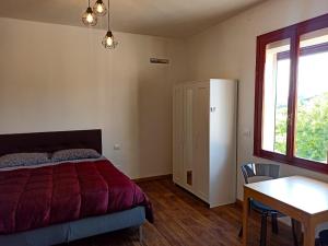 una camera con letto, scrivania e finestra di Da Caterina Appartamento Con Cucina a Cittadella