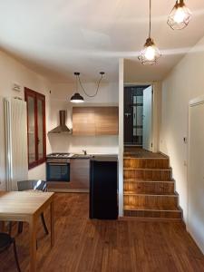 a kitchen with stairs leading up to a living room at Da Caterina Appartamento Con Cucina in Cittadella