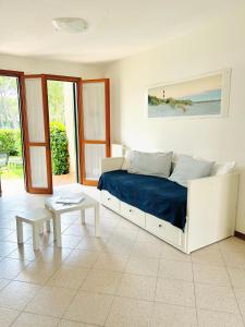 una camera bianca con letto e tavolo di Summer by the sea home a Cavallino-Treporti