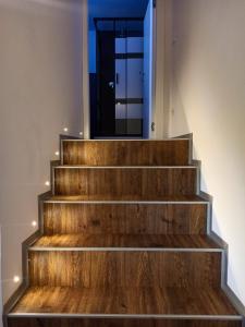 una scala con gradini in legno e finestra di Da Caterina Appartamento Con Cucina a Cittadella