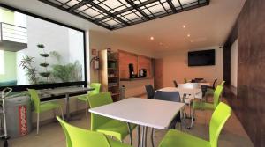 TV a/nebo společenská místnost v ubytování Hotel Brisas Express