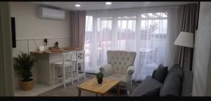 salon z kanapą i stołem oraz kuchnia w obiekcie FATİH MERKEZİ LOKASYON GÜZEL TERAS MANZARASI w Stambule