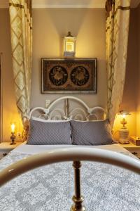 um quarto com uma cama de dossel branca em Villa Fisi and Wellness em Apladhianá