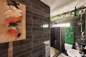 a bathroom with a large painting on the wall at Villa Fisi and Wellness in Apladhianá