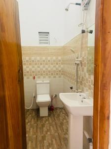 y baño con aseo y lavamanos. en ZIMBAY Guest House, en Arugam Bay