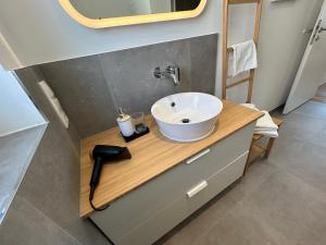 ハノーファーにあるneues trendy Dachgeschossloftのバスルーム(洗面台、鏡付) +16枚の写真