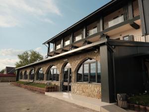 een bakstenen gebouw met ramen aan de zijkant bij Hanul Ursilor in Tîrgu Neamţ
