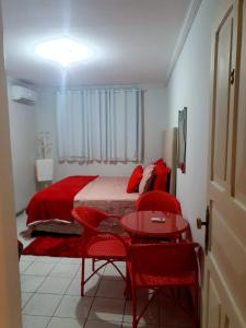 Ένα ή περισσότερα κρεβάτια σε δωμάτιο στο quarto com banheiro ao lado