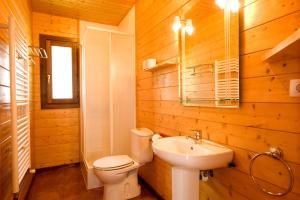 y baño con aseo blanco y lavamanos. en Bungalows La Borda d´Arnaldet, en Villanova 37 fotos más