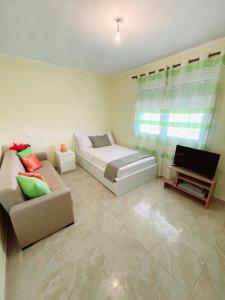 Postel nebo postele na pokoji v ubytování Seaside Family Villa + 18 fotografií