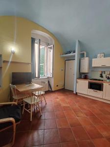 eine Küche mit einem Tisch und Stühlen im Zimmer in der Unterkunft CASA ELENA in Sanremo
