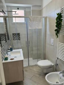 ein Bad mit einer Dusche, einem WC und einem Waschbecken in der Unterkunft Casa Verga in Monopoli