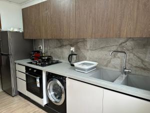 Η κουζίνα ή μικρή κουζίνα στο Luxury two bedrooms apartment jardin carthage