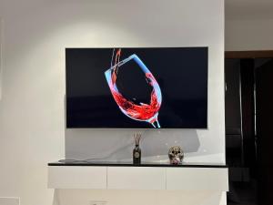 Μια τηλεόραση ή/και κέντρο ψυχαγωγίας στο Luxury two bedrooms apartment jardin carthage