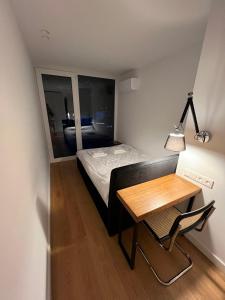 Dormitorio pequeño con cama y mesa en L57_resort en Gródek Nad Dunajcem