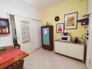 Habitación con cocina con mesa y microondas. en B&B Casa nel parco zona centrale en Teramo
