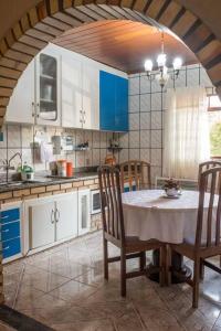 a kitchen with a table and chairs in a room at Hospedaria Santa Clara - Serra Catarinense in Bom Retiro