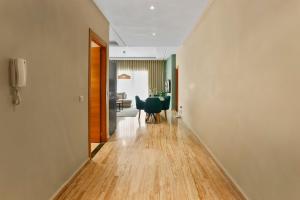 a hallway with a table and a dining room at Serene One Bed Oasis in the Heart Of The Medina in Les Camps