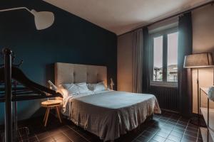 um quarto com uma cama, uma janela e um piano em BirBo Bike Hospitality em Siena