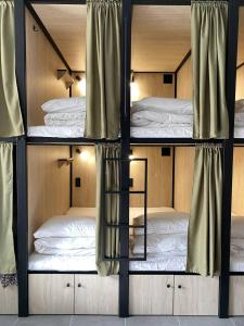 TREND HOUSE Apartments & Hostel في فينيتسا: أربعة أسرة بطابقين في غرفة مع نافذة