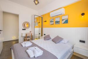 Un dormitorio con una cama blanca con toallas. en Meri Suite Apart Kaş en Kas