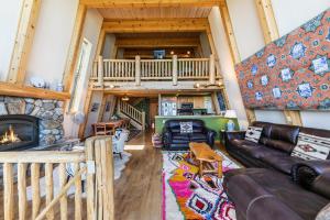 Khu vực ghế ngồi tại 4BD with Lake Views Near Beach and Slopes