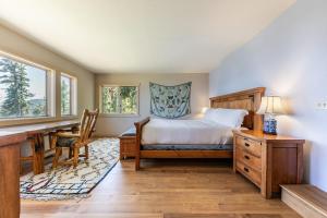 Giường trong phòng chung tại 4BD with Lake Views Near Beach and Slopes