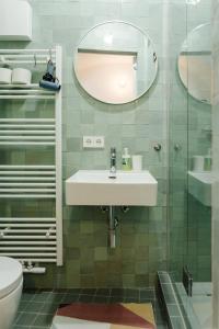 a bathroom with a sink and a mirror at Marktplatz-Residenz - 110 m vom Traunsee in Gmunden
