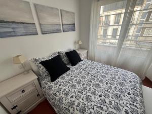 a bedroom with a bed and a window at Apto La Manzana del Gaitero in Villaviciosa +17 photos