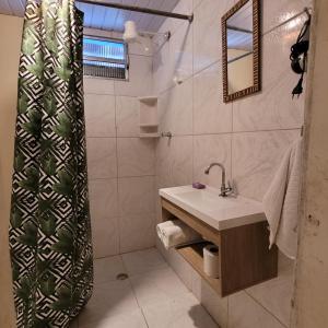 y baño con lavabo y ducha. en Casa Beija-flor en Ilha de Boipeba
