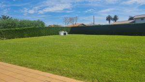 a lawn with a trash can in a yard at Las Brisas - planta baja independiente in Marianes