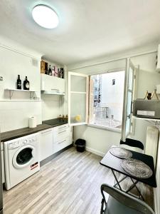 uma pequena cozinha com uma máquina de lavar roupa e uma mesa em Monaco Home just 200 mt from Casinò Monte Carlo em Monte Carlo