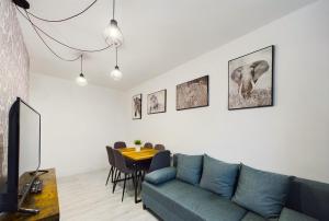 Televízia a/alebo spoločenská miestnosť v ubytovaní Szczecin Reda - 4 x BEDROOM