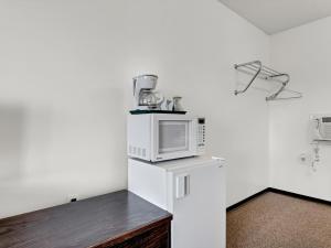 a microwave sitting on top of a counter in a room at Ranchmen Motel in Medicine Hat