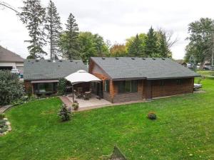 a small house with an umbrella in a yard at The Clear Lake Retreat in Forest Lake