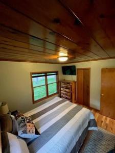 En eller flere senge i et værelse på The Clear Lake Retreat + 12 billeder