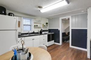A kitchen or kitchenette at Charming Mountain Getaway Central Location!