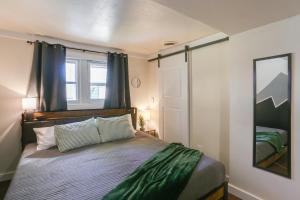 Dormitorio pequeño con cama con espejo en Charming Mountain Getaway Central Location!, en Lead