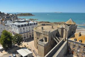 an old castle with the ocean in the background at Hôtel France et Chateaubriand in Saint Malo