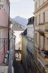 a view of an alley in a city with buildings at Marktplatz-Residenz - 110 m vom Traunsee in Gmunden