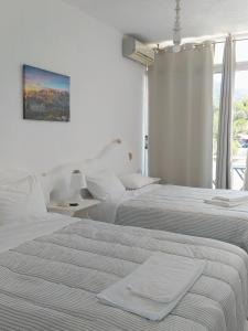 Ένα ή περισσότερα κρεβάτια σε δωμάτιο στο BY THE SEA ROOMS, AVLAKI