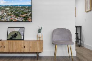 una sedia in soggiorno con TV a parete di Comfortable house for Your Enjoyment in Miami a Miami