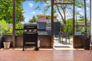 un barbecue in un gazebo su un patio di Comfortable house for Your Enjoyment in Miami a Miami
