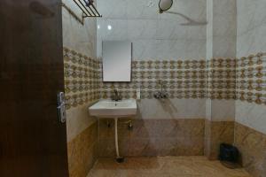 y baño con lavabo y espejo. en Hotel Noida International - opposite Mercedes Showroom Noida Sector 11 en Nueva Delhi